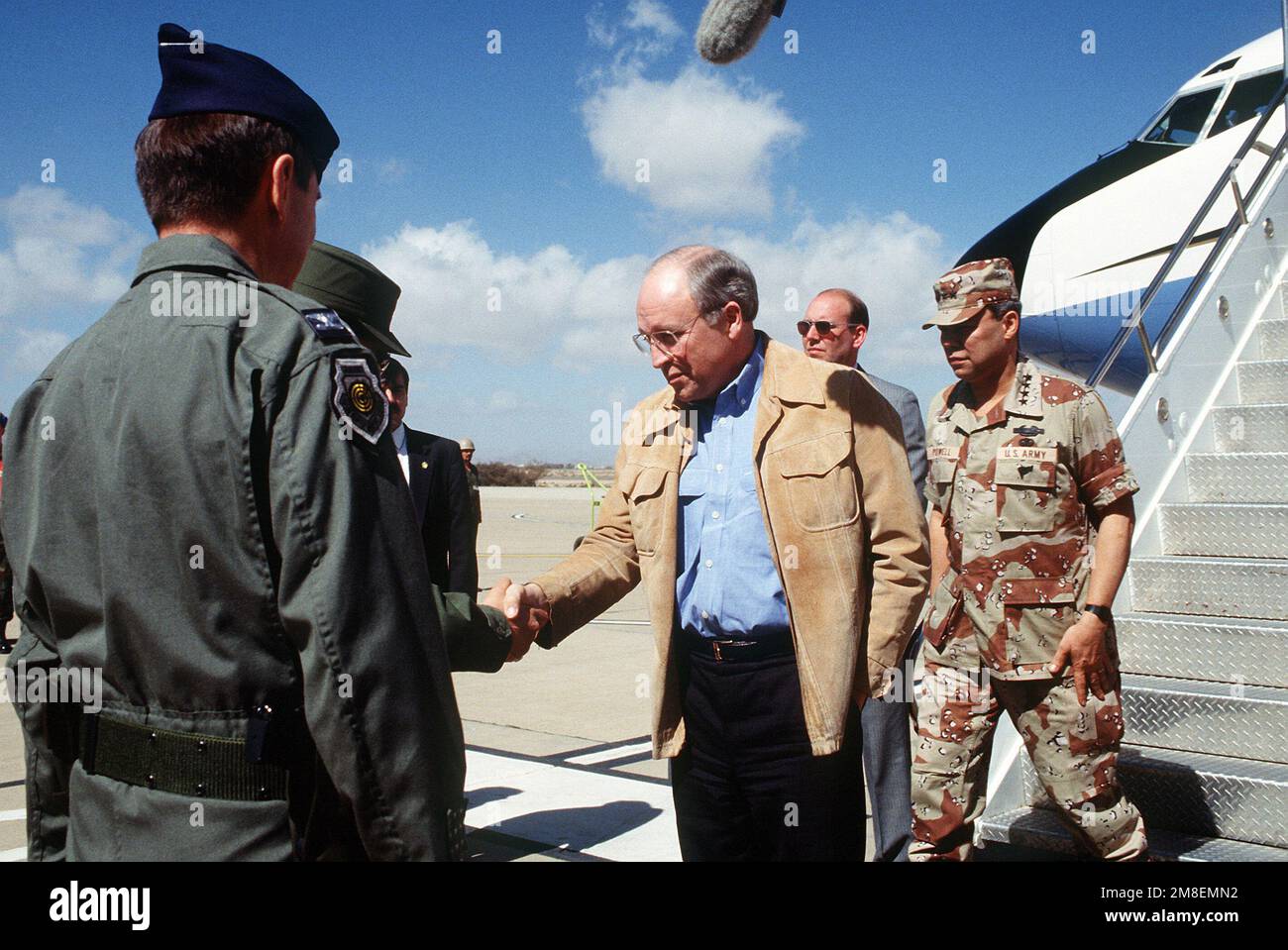 Il Segretario della Difesa Richard Cheney è accolto dal col. Alton Whitby, comandante, 37th Tactical Fighter Wing e Brig. GEN. Abdul Aziz Bin Khalid al-Sudiri, comandante delle forze congiunte, Arabia Saudita, come lui e GEN. Colin Powell, presidente, capi di STATO MAGGIORE, arriva per una conferenza. Gli uomini discuteranno l'intervento militare degli Stati Uniti contro l'Iraq durante l'operazione Desert Storm. Soggetto operativo/Serie: DESERT STORM Paese: Arabia Saudita (SAU) Foto Stock