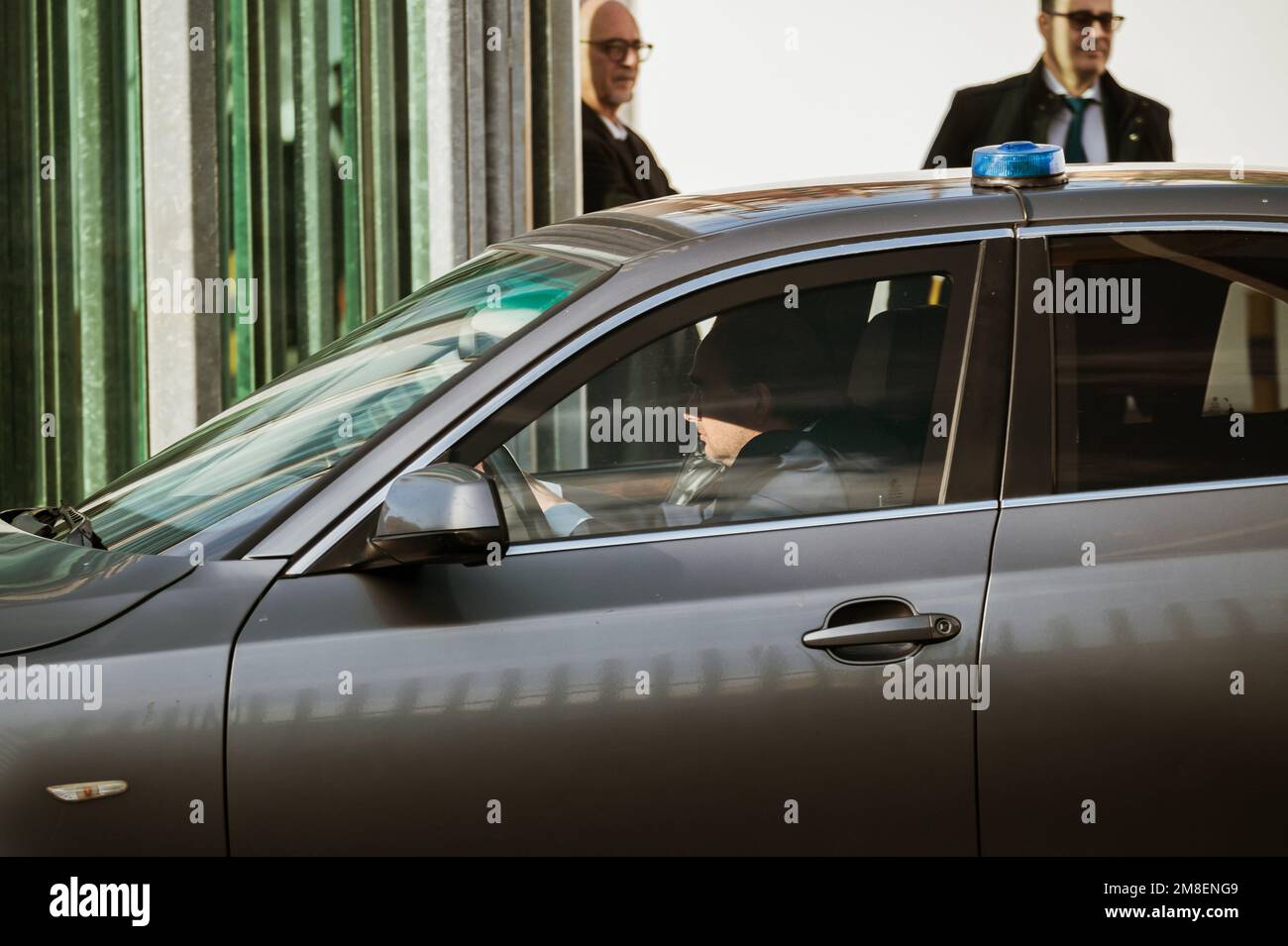 Palermo, Italia. 13th Jan, 2023. Un veicolo visto che si fa strada nello spazio dell'Ucciardone. Nella sala bunker del carcere di Ucciardone a Palermo, l'ex ministro dell'interno Luciana Lamorgese, l'ex ministro degli Affari Esteri Luigi di Maio, Ed ex Premier e attuale leader del movimento cinque Stelle (M5S) Giuseppe Conte sono stati chiamati a testimoniare nel processo che vede la ONG spagnola Open Arms contro il Ministro delle infrastrutture e dei Trasporti Matteo Salvini. Salvini è accusato di rapimento e abuso di ufficio per aver negato lo sbarco di 147 migranti a bordo di Open Foto Stock