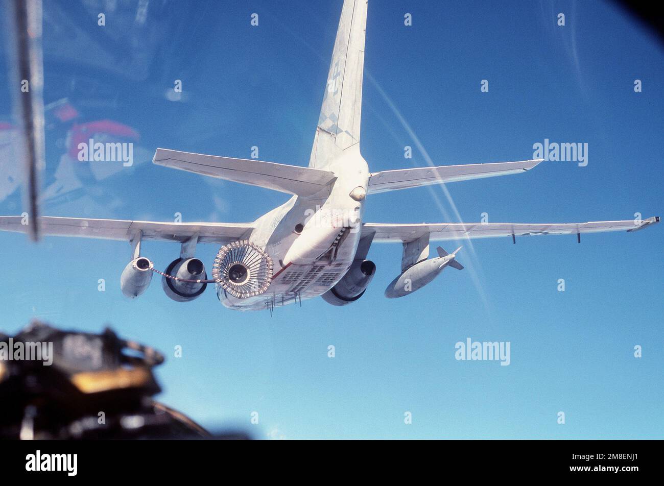 Una vista dall'interno dell'abitacolo di un aereo Fighter Squadron 32 (VF-32) F-14A Tomcat mentre si avvicina al drogue di rifornimento dietro un aereo Air Anti-Submarine Squadron 22 (VS-22) S-3A Viking durante l'operazione Desert Storm. VF-32 e VS-22 si trovano a bordo della portaerei USS JOHN F. KENNEDY (CV-67) , che si trova sulla stazione nel Mar Rosso. Soggetto operativo/Serie: DESERT STORM Paese: Sconosciuto Foto Stock