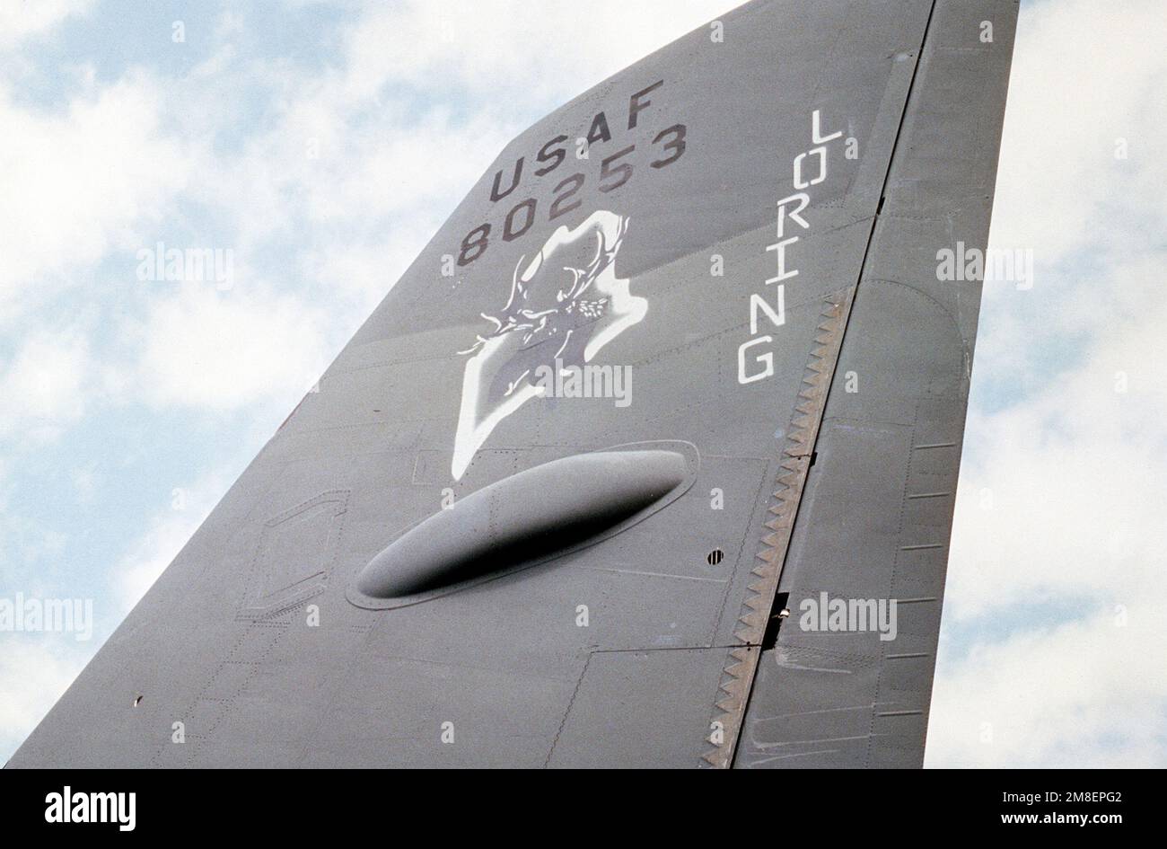 Una vista della pinna di coda di un B-52G Stratofortress bombardiere dalla 1708th Bomb Wing in un campo d'aria durante l'operazione Desert Storm. Soggetto operativo/Serie: DESERT STORM Paese: Sconosciuto Foto Stock