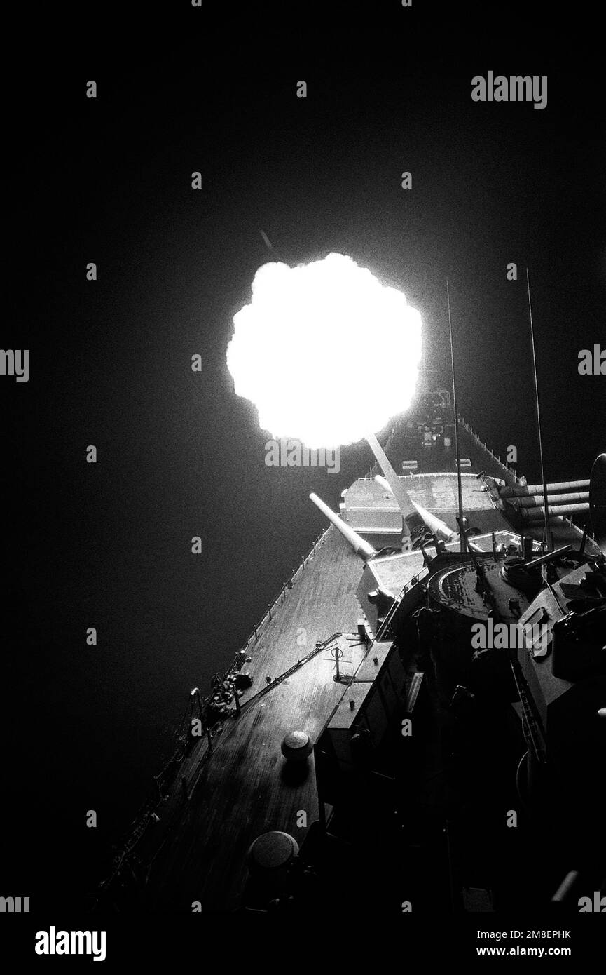 La nave da guerra USS MISSOURI (BB-63) spara le sue pistole Mark da 7 16 pollici/50 pollici mentre partecipi a una missione notturna al largo della costa settentrionale del Kuwaiti durante l'operazione Desert Storm. Soggetto operativo/Serie: DESERT STORM Paese: Sconosciuto Foto Stock