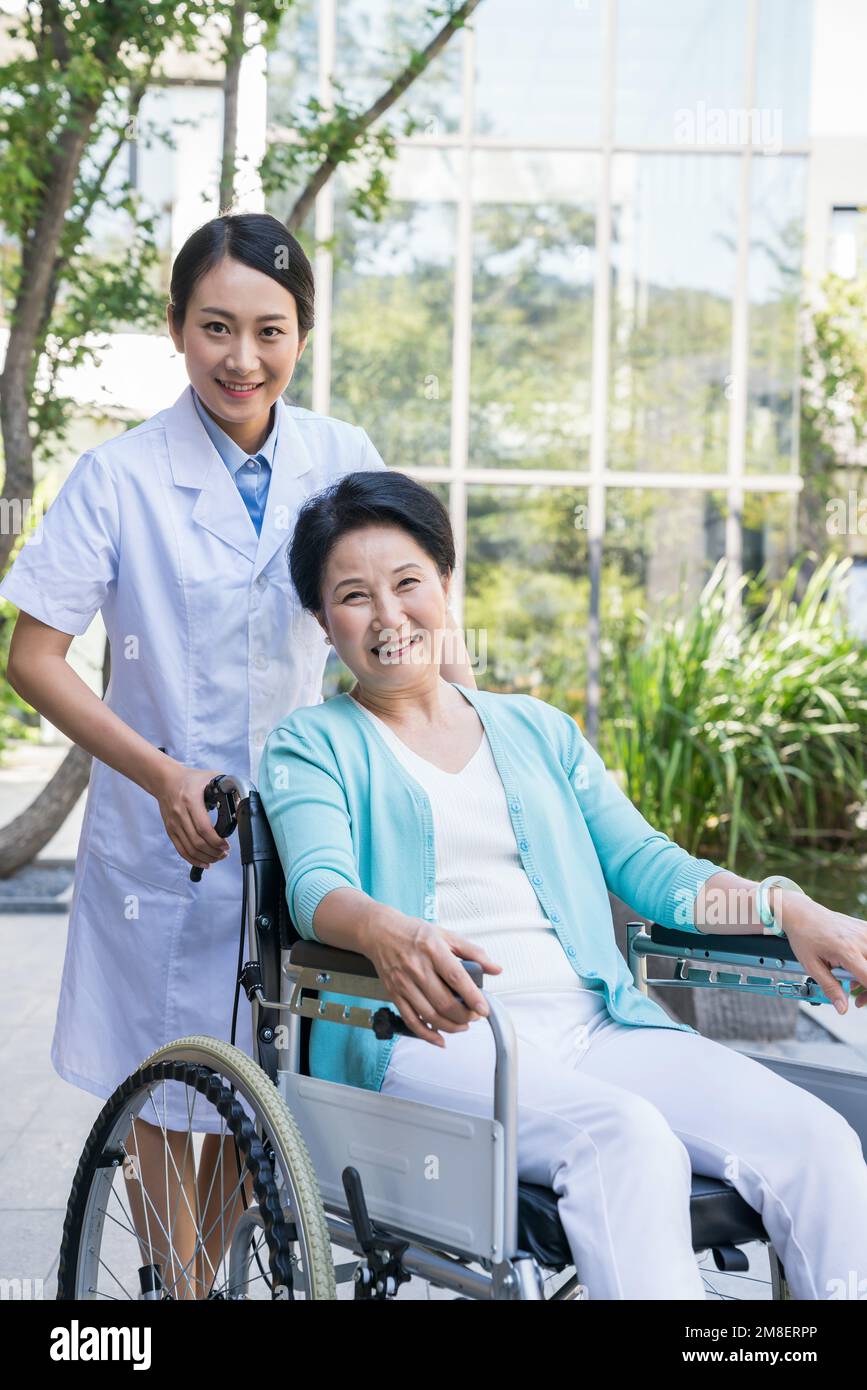 Una giovane dottoressa ad una riabilitazione negli anziani Foto Stock