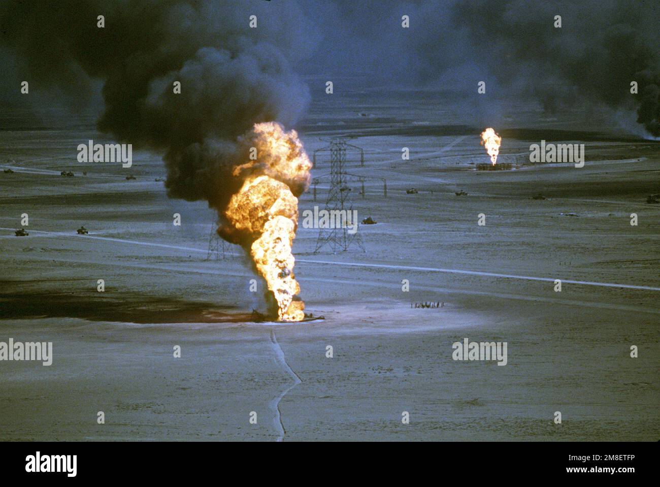 I pozzi di petrolio bruciano fuori controllo, oscurando il cielo con fumo, dopo essere stati arenati ritirando le forze irachene durante l'operazione Desert Storm. Subject Operation/Series: DESERTO TEMPESTA Nazione: Kuwait(KWT) Foto Stock