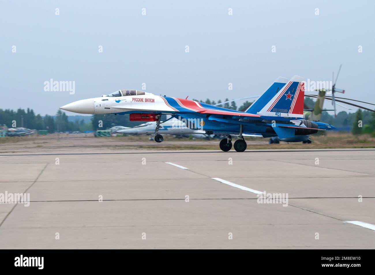 REGIONE DI MOSCA, RUSSIA - 18 AGOSTO 2022: Combattente su-35S della squadra di aeronautica russa 'Cavalieri Russi' in atterraggio. Airshow del milit internazionale Foto Stock
