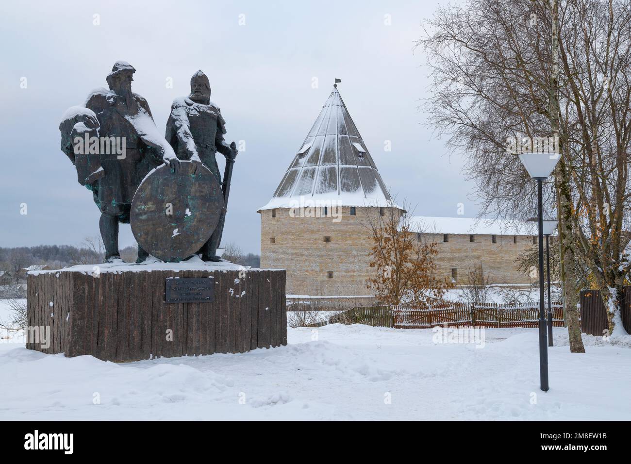 STARAYA LADOGA, RUSSIA - 11 DICEMBRE 2022: Monumento ai principi Rurik e profetico Oleg - i fondatori dello stato russo alla Staraya Ladoga Foto Stock