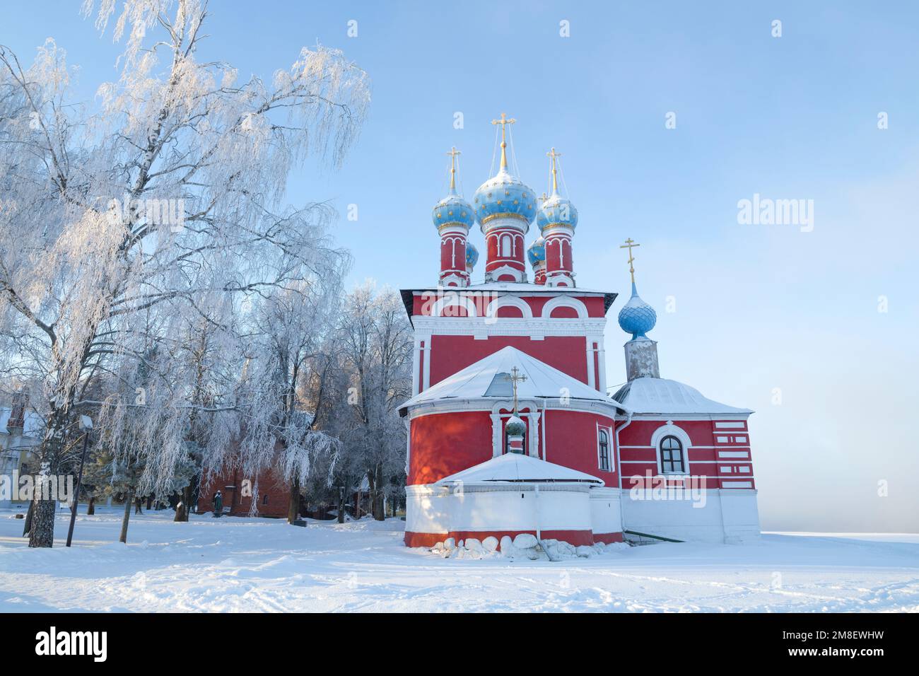 Chiesa di Tsarevich Dimitry 'on Blood' (1692) in un paesaggio invernale in una giornata gelida. Uglich, regione di Yaroslavl. Anello d'oro della Russia Foto Stock