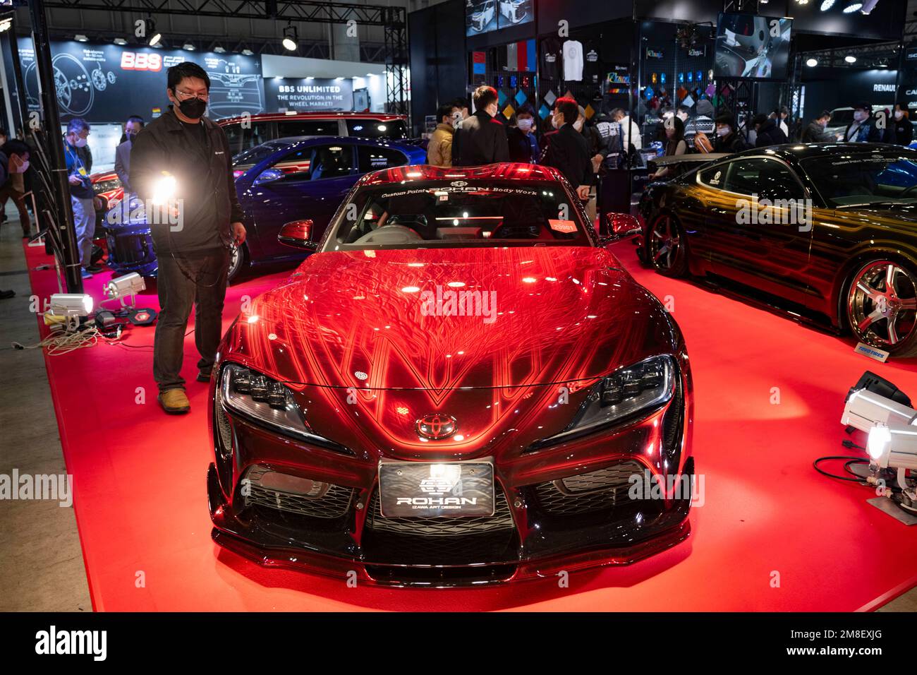 Chiba, Prefettura di Chiba, Giappone. 13th Jan, 2023. Lavori autobody personalizzati su auto d'epoca e supercar di Rohan Izawa Design.Tokyo Auto Salon (Æ±äº¬ã‚ªãƒ¼ãƒˆã‚µãƒ-ãƒ³) è considerato uno dei più prestigiosi aftermarket car show nel mondo, attirando appassionati di auto, produttori, e media da tutto il mondo. Lo spettacolo offre un'ampia gamma di auto personalizzate e ad alte prestazioni, tra cui auto sportive, auto di lusso e anche camion e autobus. I visitatori possono anche aspettarsi di vedere i prodotti e la tecnologia correlati alle auto, come ruote, pneumatici, sistemi audio e elettronica per auto. Alcuni di Foto Stock