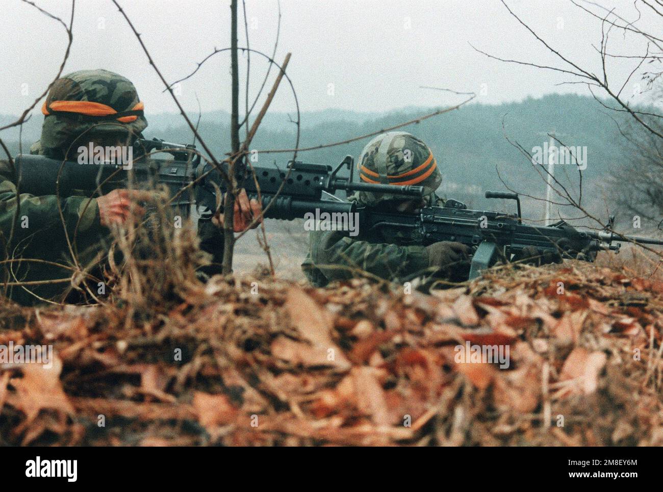 Due soldati della 2nd° divisione fanteria, la squadra Orange, assumono posizioni di combattimento. Il soldato a sinistra è armato di un fucile da M16 mm con un lanciagranate da M203 mm. Il soldato a destra è dotato di un'arma automatica M249 Squad (SAW). Soggetto operativo/Serie: TEAM SPIRIT '91 base: Musumak Paese: Corea Foto Stock
