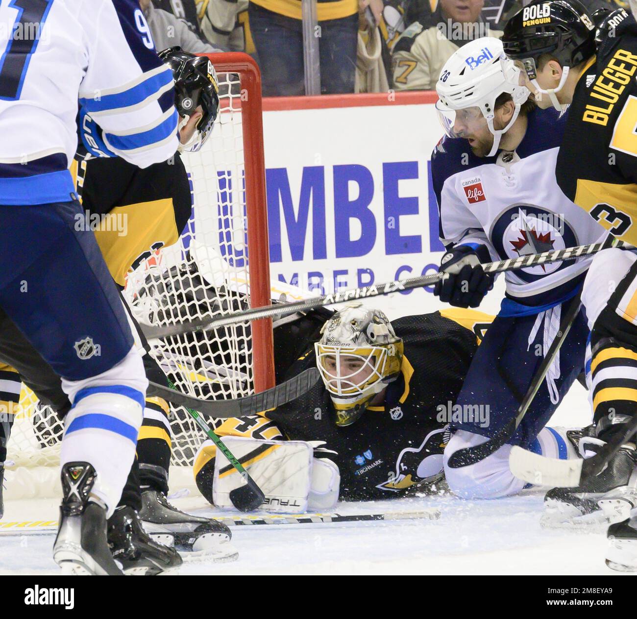 Pittsburgh, Stati Uniti. 13th Jan, 2023. Winnipeg Jets Right Wing Blake Wheeler (26) segue il puck in gol nel primo periodo contro i Pinguini di Pittsburgh alla PPG Paints Arena di Pittsburgh venerdì 13 gennaio 2023. Foto di Archie Carpenter/UPI Credit: UPI/Alamy Live News Foto Stock