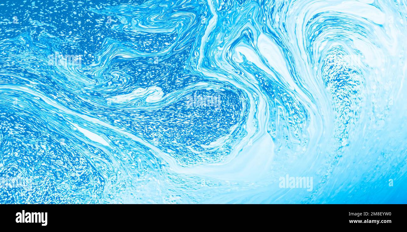 Astratto di acqua vorticosa bianca e blu che crea un motivo liscio per una texture, sfondo per un designer. Foto Stock