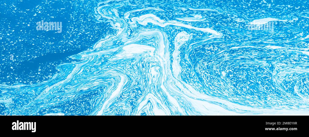 Astratto di acqua vorticosa bianca e blu che crea un motivo liscio per una texture, sfondo per un designer. Foto Stock