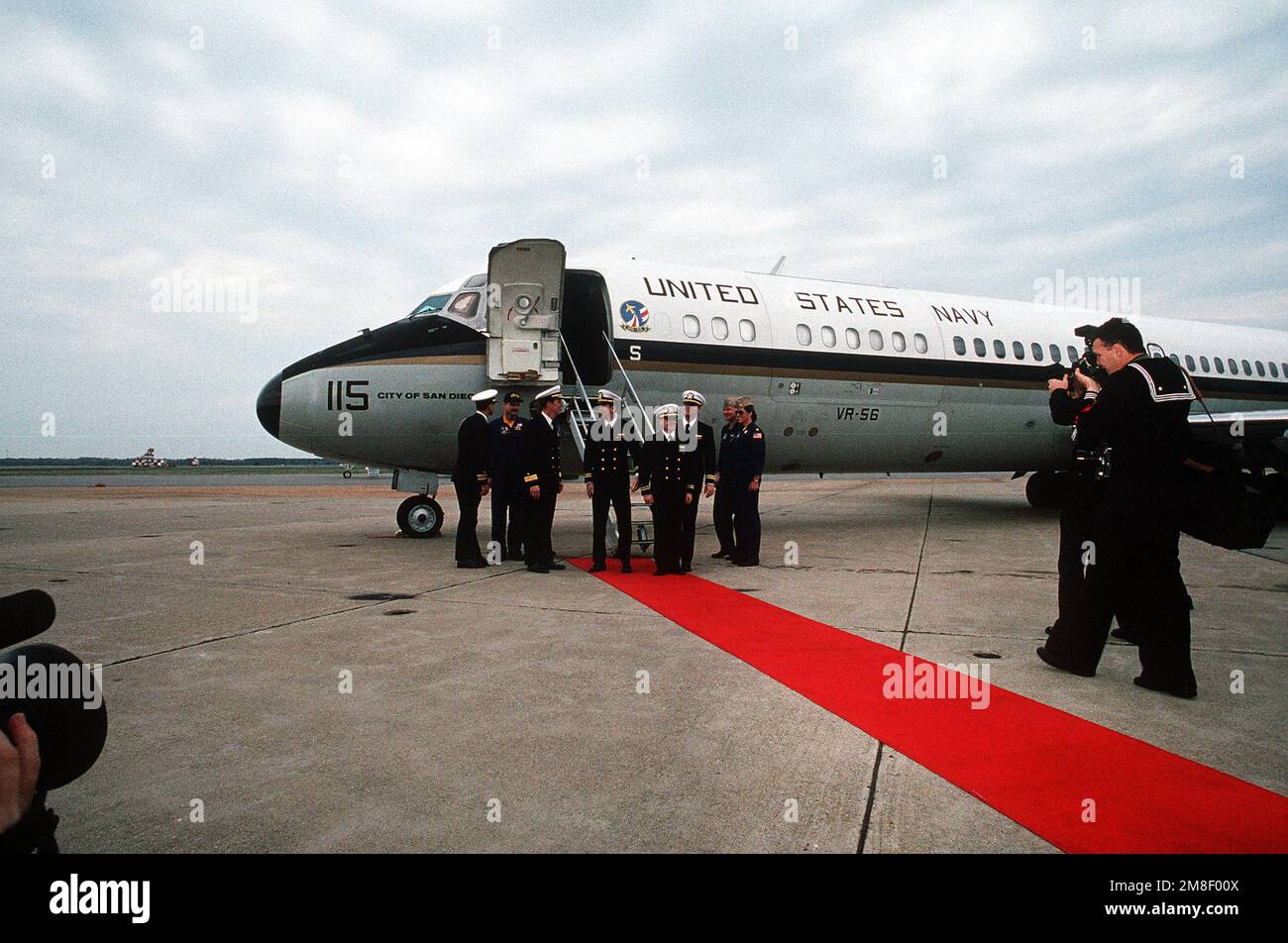 I fotografi della Marina sono presenti come Rear ADM. (Metà inferiore) Paul W. Parcells, comandante, Tactical Wings, Atlantic, si prepara a scortare LT. Robert Wetzel, LT. Lawrence Slade, e LT. Jeffrey Zaun giù il tappeto rosso dopo il loro arrivo da Fleet Logistics Support Squadron 56 (VR-56) C-9 Nightingale Aircraft. Gli aerei dei tre piloti della Marina sono stati abbattuti sull'Iraq durante l'operazione Desert Storm e gli uomini sono stati detenuti come prigionieri di guerra fino al loro rilascio il 4th marzo. Soggetto operativo/Serie: DESERT STORM base: Naval Air Station, Oceana Stato: Virginia (VA) Paese: Stati Uniti d'America (USA) Foto Stock