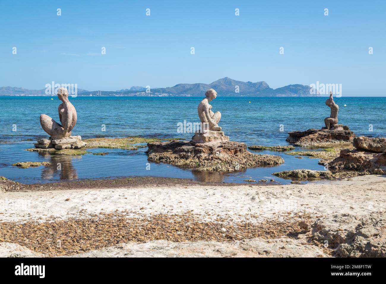 Sculture di Joan Bennassar sulla spiaggia, Can Picafort, Maiorca, Spagna Foto Stock