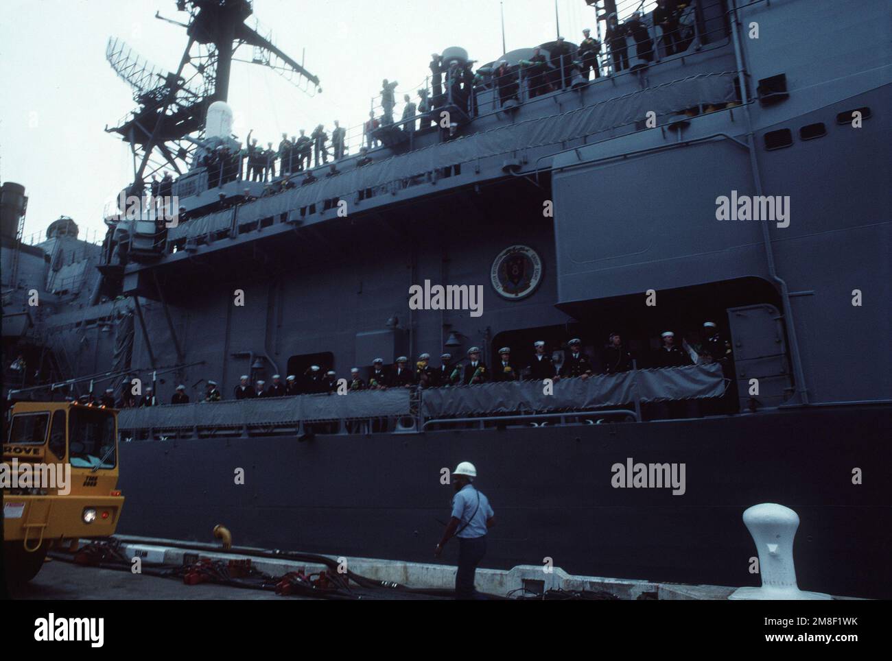 Una vista della sezione a metà delle navi dell'incrociatore missilistico guidato USS Thomas S. Gates (CG-51) mentre le navi attraccano al ritorno dall'operazione Desert Storm. Molti dei marinai che costeggiano la rotaia detengono fiori di casa di benvenuto gialli già consegnati alla nave. Base: Naval Air Station, Norfolk Stato: Virginia (VA) Paese: Stati Uniti d'America (USA) Foto Stock
