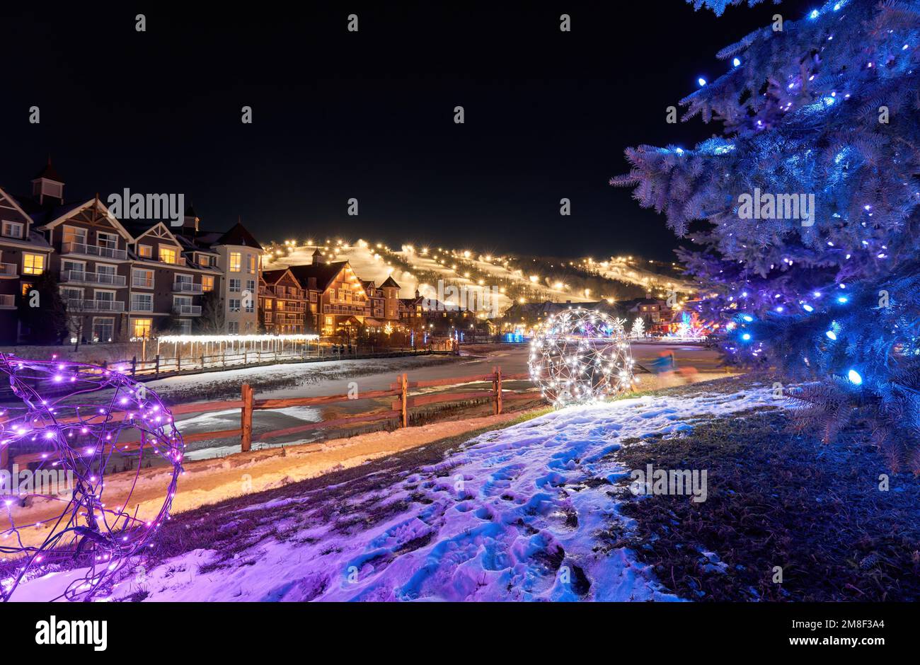 Blue Mountain Village in inverno illuminato con luci di Natale di notte Foto Stock