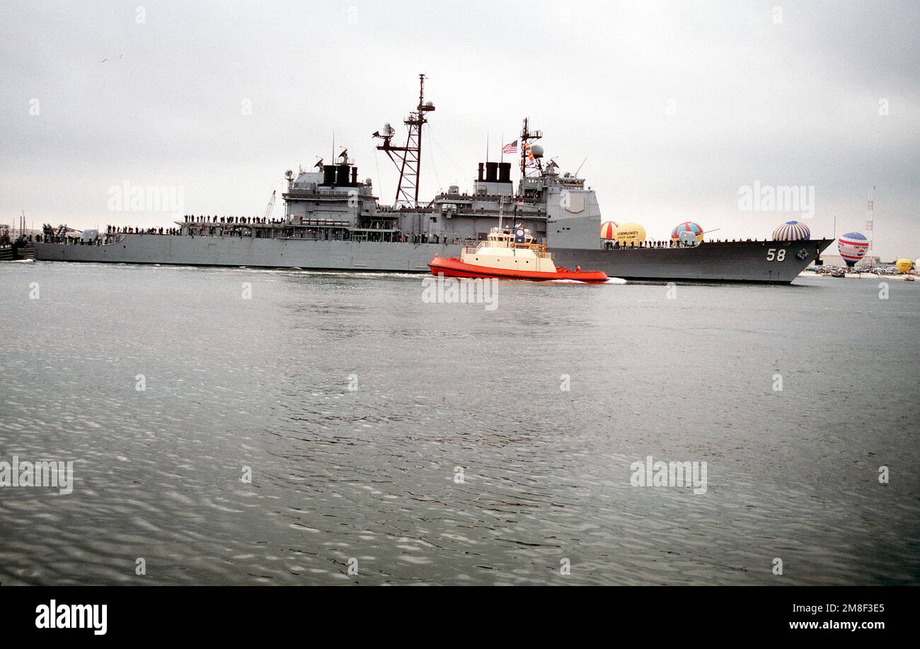 Una nave da rimorchiatore commerciale viene accanto all'incrociatore  missilistico guidato USS PHILIPPINE SEA (CG-58) quando la nave arriva alla  stazione navale. Il MARE FILIPPINO e altre navi del gruppo di battaglia  della