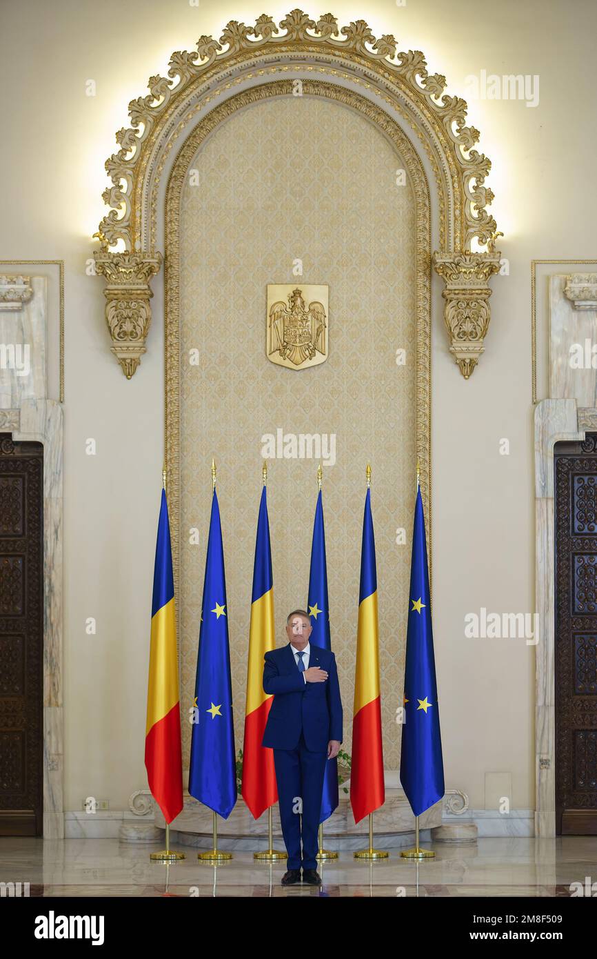 Bucarest, Romania - 13 gennaio 2023: Il Presidente della Romania Klaus Iohannis alla cerimonia di decorazione della Giornata Nazionale della Cultura. Foto Stock
