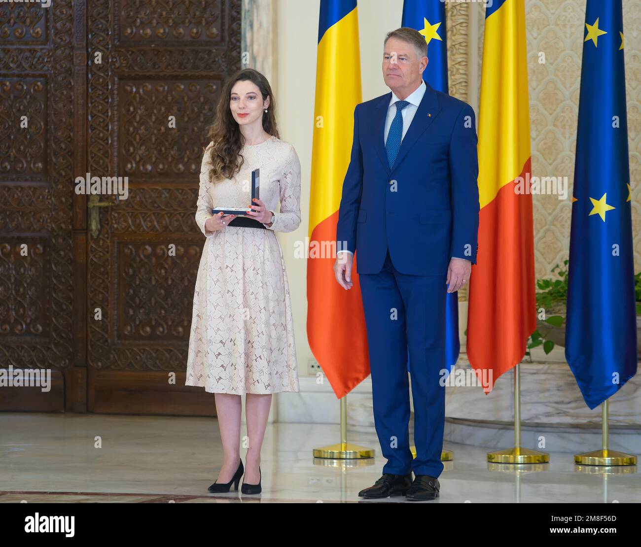Bucarest, Romania - 13 gennaio 2023: Axia Ioana Cora Marinescu, pianista, è decorato dal presidente della Romania Klaus Iohannis in occasione di Foto Stock