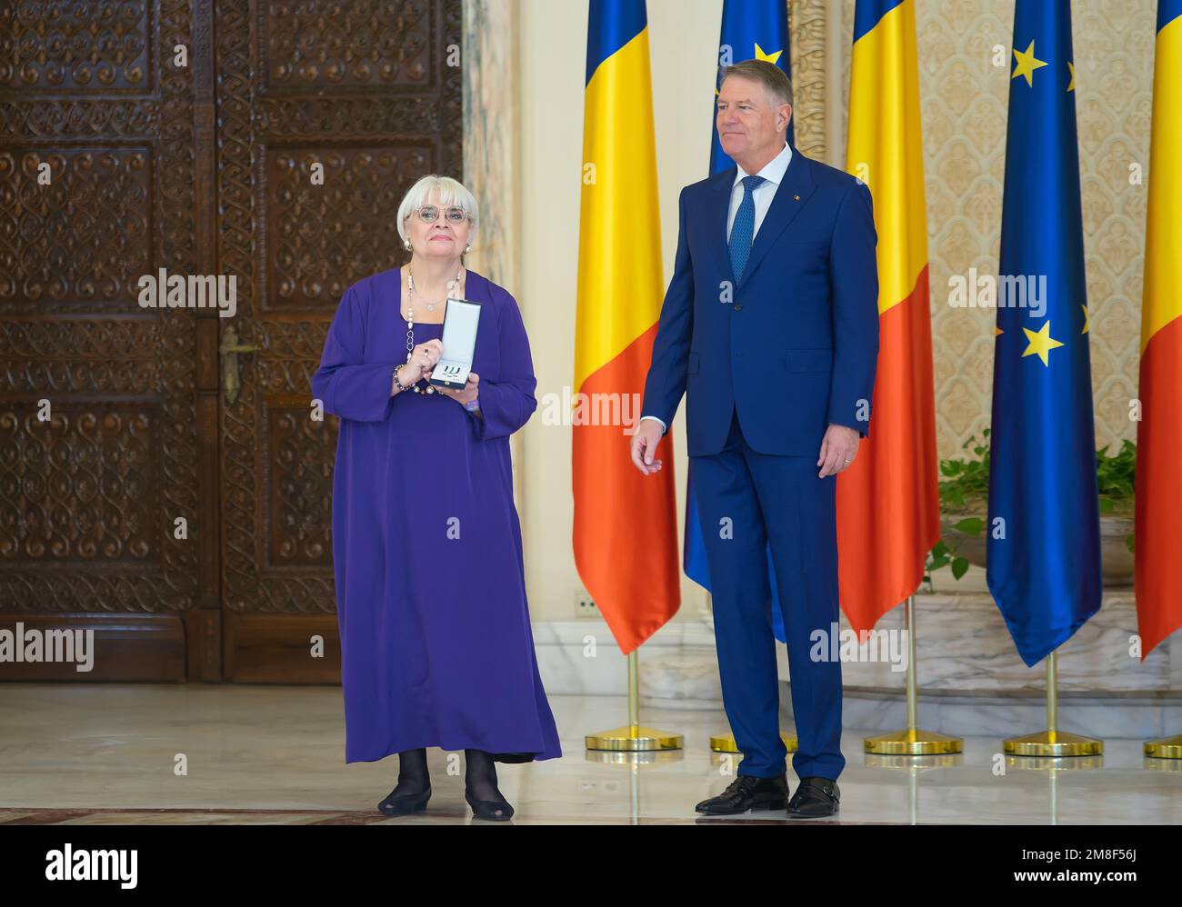 Bucarest, Romania - 13 gennaio 2023: La traduttrice rumena e critica cinematografica Irina Margareta Nistor è decorata dal presidente della Romania Klaus Iohan Foto Stock