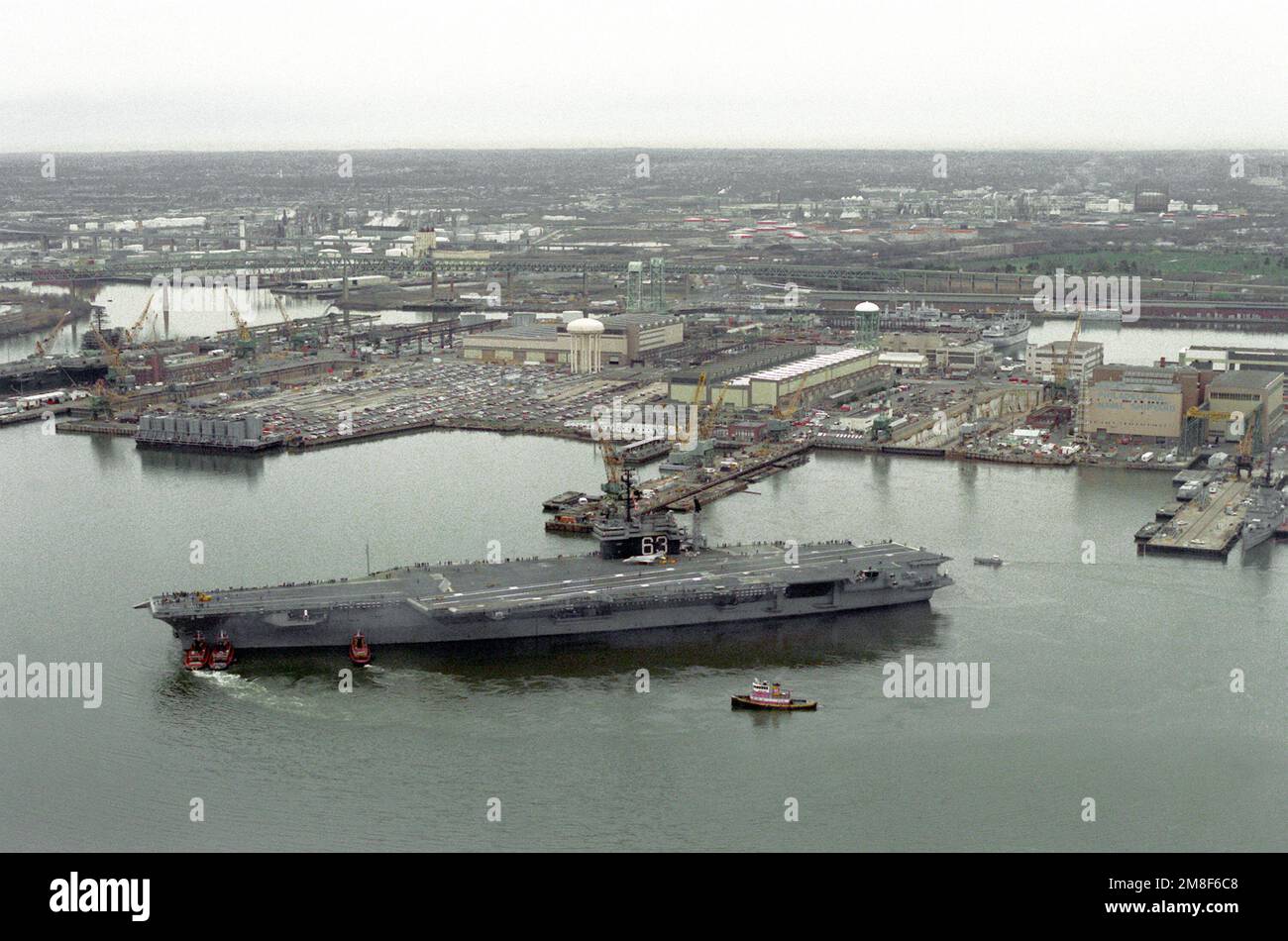 La portaerei USS KITTY HAWK (CV-63) esce dal cantiere dopo un riadattamento del programma di estensione della vita utile (SLEP). Base: Philadelphia Stato: Pennsylvania(PA) Paese: Stati Uniti d'America (USA) Foto Stock