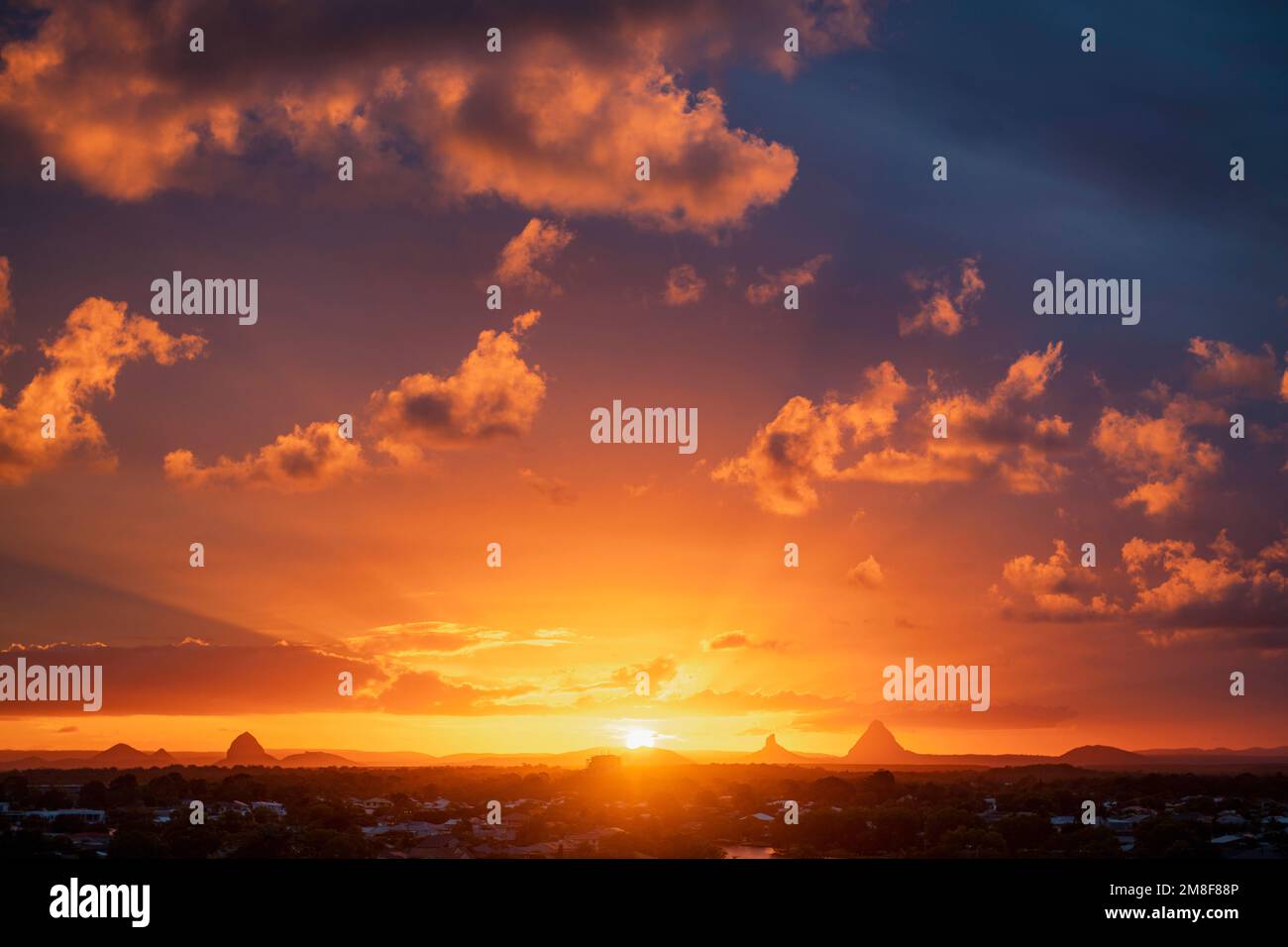 Glasshouse Mountains al tramonto preso dalla Sunshine Coast nel Queensland, Australia Foto Stock