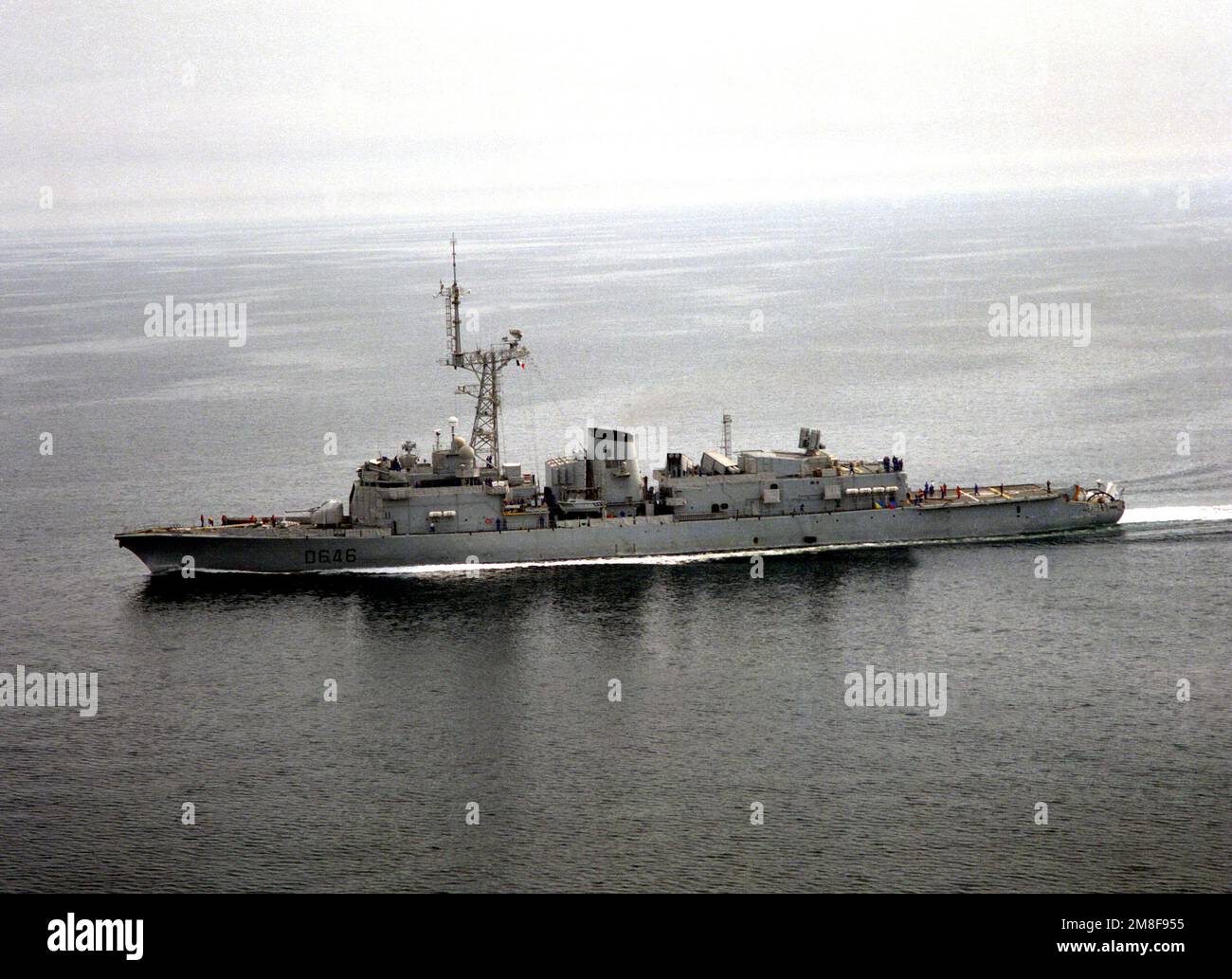 Una vista del raggio del porto del cacciatorpediniere francese Latouche-Treville (D-646) in corso durante l'operazione Desert Storm. Soggetto operativo/Serie: DESERT STORM Paese: Sconosciuto Foto Stock