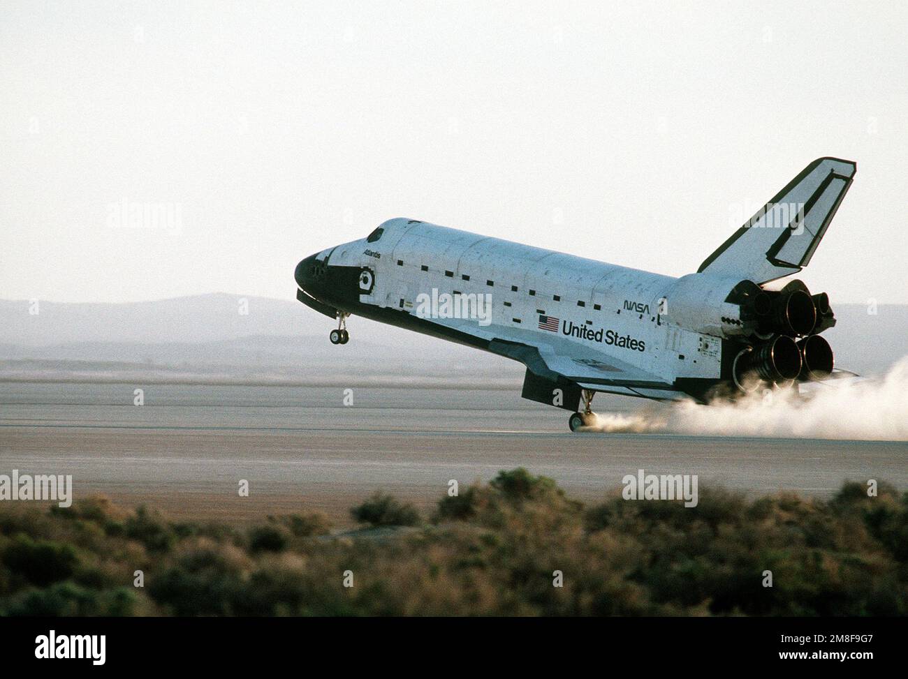 La NASA Space Shuttle Atlantis, OV-104, atterra alle 6:55am-PDT sulla pista 33 dopo una missione di sei giorni. Data esatta dell'acquisizione sconosciuta. Base: Edwards Air Force base Stato: California (CA) Paese: Stati Uniti d'America (USA) Foto Stock