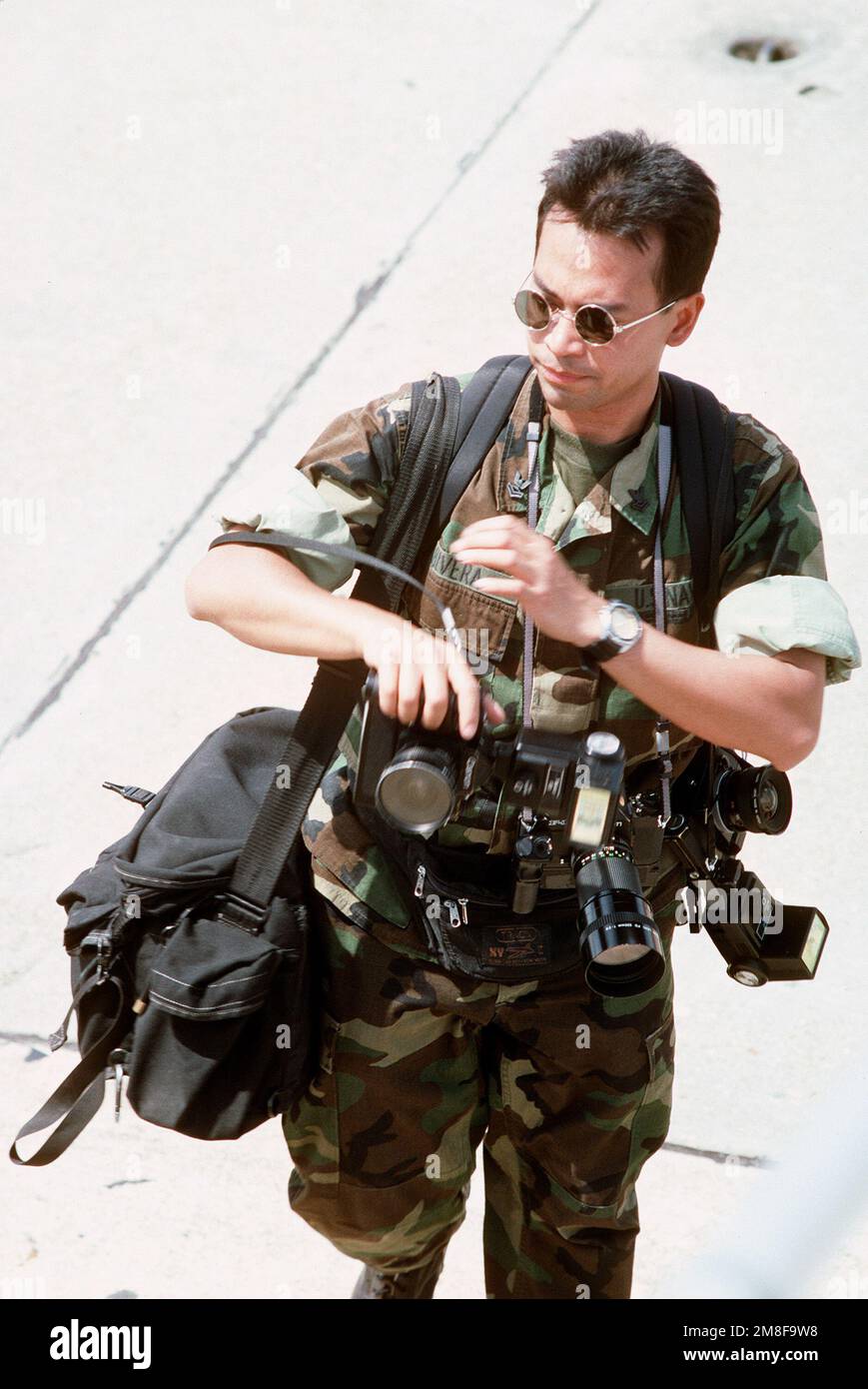 Il fotografo di Mate 3rd Classe Johnny Bivera copre l'arrivo del vettore Air Wing 1 (CVW-1) come aereo dall'ala di ritorno alla stazione da schieramento nella zona del Golfo Persico durante l'operazione Desert Storm. CVW-1 è presente a bordo della portaerei USS AMERICA (CV-66). Soggetto operativo/Serie: DESERT STORM base: Naval Air Station, Oceana Stato: Virginia (VA) Paese: Stati Uniti d'America (USA) Foto Stock