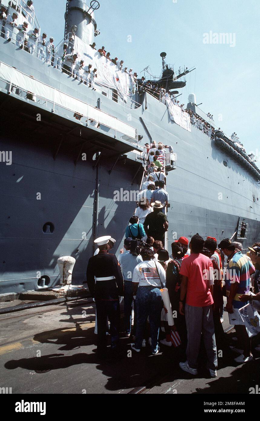Dopo l'arrivo delle banchine di trasporto anfibie USS SHREVEPORT (LPD-12) e USS TRENTON (LPD-14), i membri della famiglia e gli amici si allineano per salire a bordo di una delle navi. Le due navi sono ritornate a Norfolk dopo il loro spiegamento nella regione del Golfo Persico per l'operazione Desert Shield e l'operazione Desert Storm. Subject Operation/Series: DESERT STORMDESERT Shield base: Naval Air Station, Norfolk Stato: Virginia (VA) Paese: Stati Uniti d'America (USA) Foto Stock