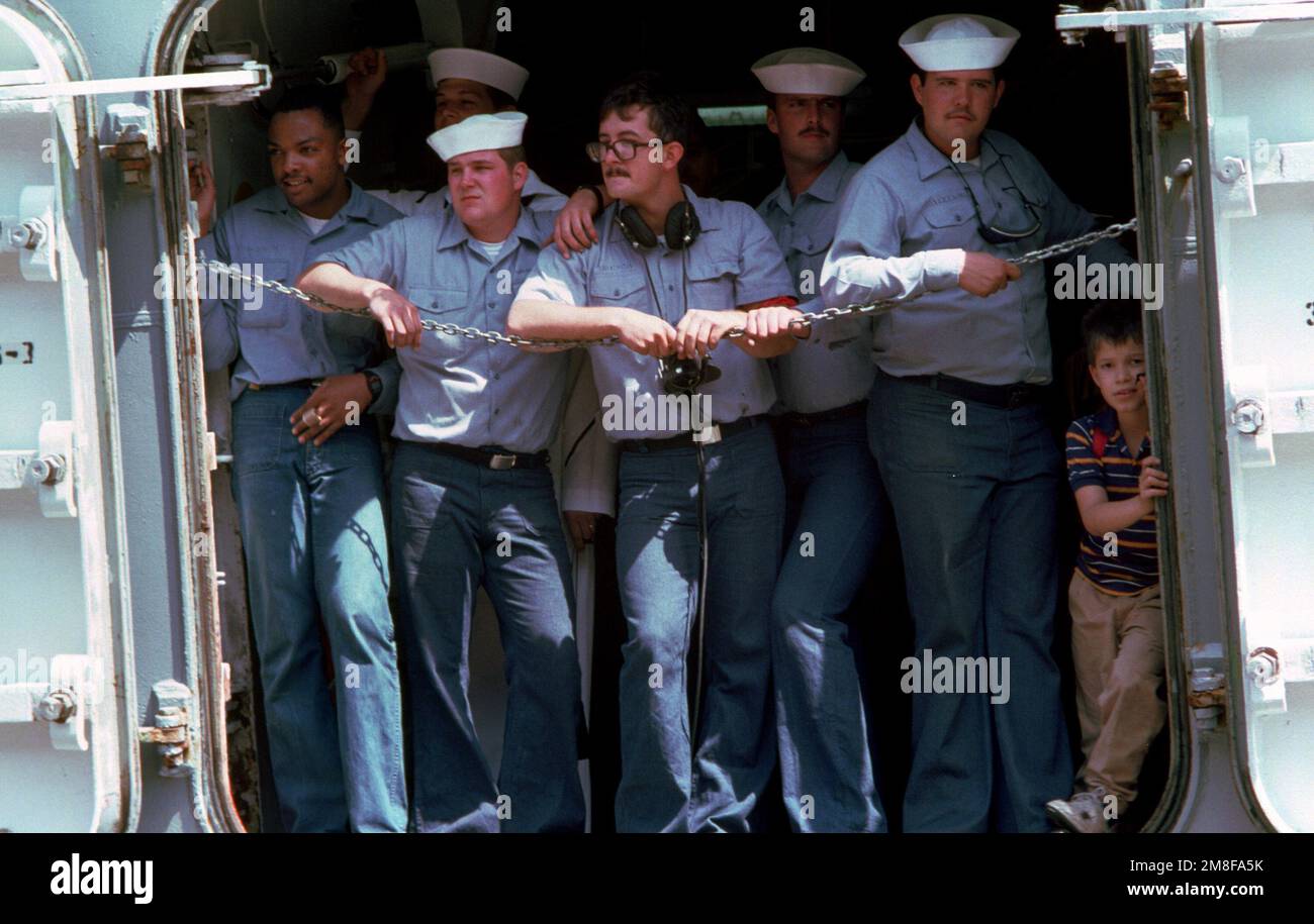 Dopo l'arrivo delle banchine di trasporto anfibie USS SHREVEPORT (LPD-12) e USS TRENTON (LPD-14), diversi membri dell'equipaggio e uno sguardo dipendente sul molo da una botola aperta a bordo di una delle navi. Le due navi sono ritornate a Norfolk dopo il loro spiegamento nella regione del Golfo Persico per l'operazione Desert Shield e l'operazione Desert Storm. Subject Operation/Series: DESERT STORMDESERT Shield base: Naval Air Station, Norfolk Stato: Virginia (VA) Paese: Stati Uniti d'America (USA) Foto Stock