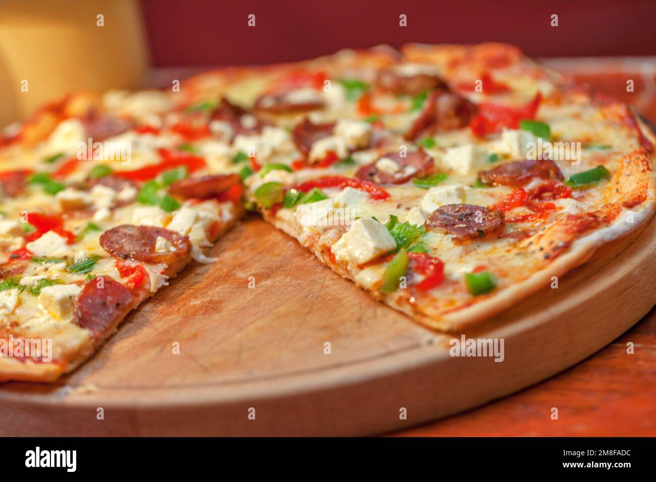 Cibo, formaggio e pizza al tavolo nel ristorante con mozzarella, salumi ed erbe aromatiche. Cucina, cucina e Margherita fresca, pane e delizioso gourmet Foto Stock