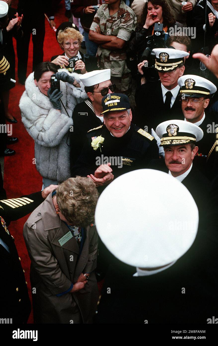 James A. Zimble, chirurgo generale e capo, Bureau of Medicine and Surgery, altri ufficiali, militari e civili mostrano la loro approvazione di un discorso del CAPT. Paul Barry, comandante della nave ospedaliera USNS MERCY (T-AH-19). La nave è tornata a San Francisco dopo lo spiegamento nell'area del Golfo Persico durante l'operazione Desert Storm. Soggetto operativo/Serie: DESERT STORM base: Naval Supply Center, Oakland Stato: California (CA) Paese: Stati Uniti d'America (USA) Foto Stock