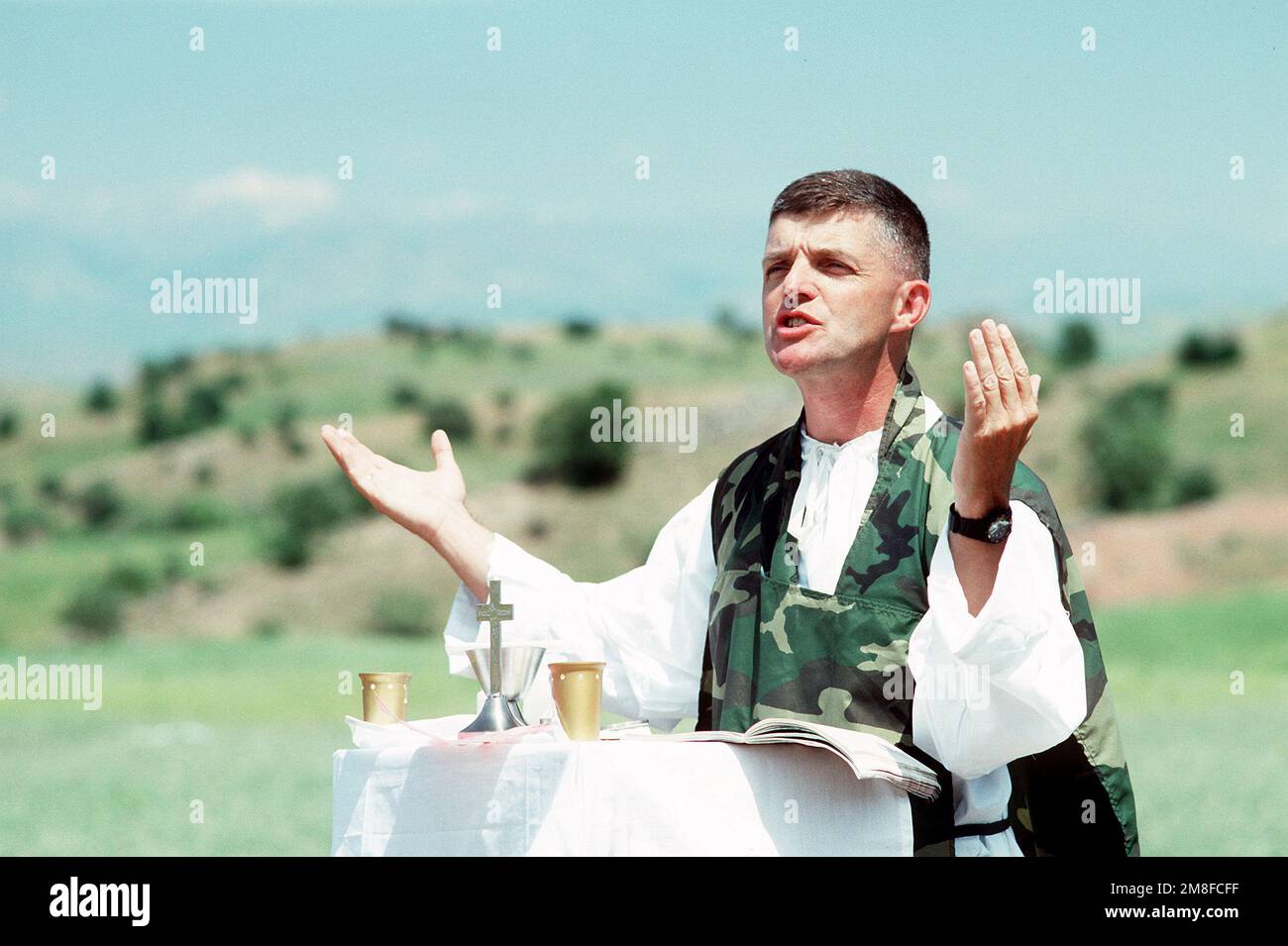 Cappellano (LT.) William D. Devine offre una preghiera mentre celebra la Messa nel nord dell'Iraq per i marines dell'unità di spedizione marina del 24th (24th MEU) durante l'operazione fornisce il conforto. Operazione/Serie oggetto: FORNIRE COMFORT Paese: Iraq (IRQ) Foto Stock