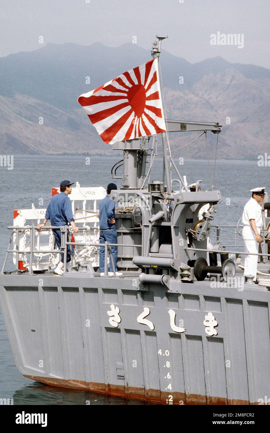 Gli equipanti si trovano a poppa della giapponese Maritime Self-Defense Force Minehunter/spazzatrice costiera SAKUSHIMA (MSC-671) mentre la nave si trova legata al molo. Tre minatori giapponesi e due navi di sostegno si fermano nelle Filippine mentre si dirigono verso il Kuwait per assistere nello sforzo multinazionale di liberare le miniere irachene dal Golfo Persico dopo l'operazione Desert Storm. Subject Operation/Series: DESERT STORM base: Naval Station, Subic Bay Stato: Luzon Paese: Filippine (PHL) Foto Stock