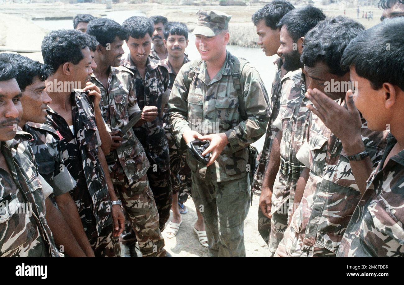 Il CPL Robert Cutler, 5th Marines, spiega lo strumento di intrappolamento (e-tool) ai soldati del Bangladesh. I Marines sono nella regione come parte dell'operazione Sea Angel, uno sforzo militare degli Stati Uniti per aiutare le vittime di un ciclone che ha colpito la zona il 30th aprile. Subject Operation/Series: SEA ANGEL Nazione: Bangladesh(BGD) Foto Stock