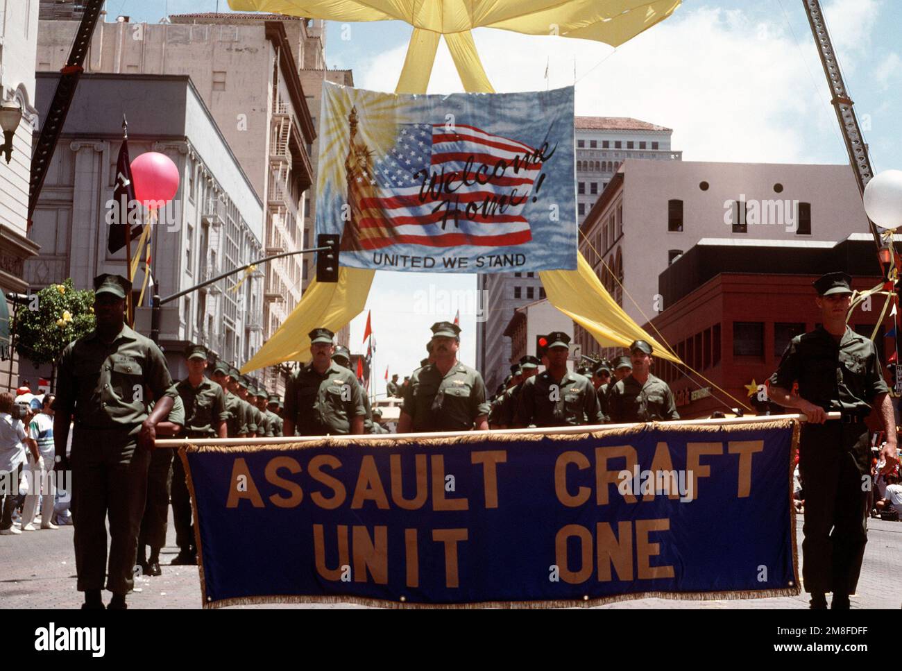 I membri dell'Assalto Craft Unit One (ACU-1) marciano dietro la loro bandiera durante la parata "San Diego saluta le truppe". La parata si tiene in onore di tutti i veterani, con un riconoscimento speciale dato alle unità che hanno partecipato all'operazione Desert Shield e all'operazione Desert Storm. Soggetto operativo/Serie: DESERT SHIELD DESERT STORM base: San Diego Stato: California (CA) Paese: Stati Uniti d'America (USA) Foto Stock