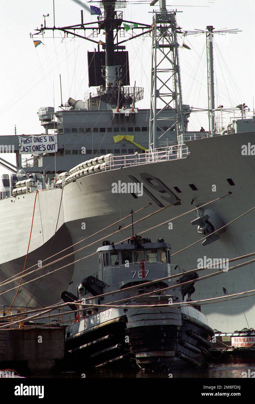 Il grande rimorchiatore del porto Kittanning (YTB-787) scorterà la nave di comando anfibia USS BLUE RIDGE (LCC-19) nel suo porto di casa, mentre la nave ritorna dopo essere stata dispiegata nel Golfo Persico durante le operazioni Desert Shield/Desert Storm. Subject Operation/Series: DESERT SHIELD DESERT STORM base: Naval Station, Yokosuka Paese: Giappone (JPN) Foto Stock