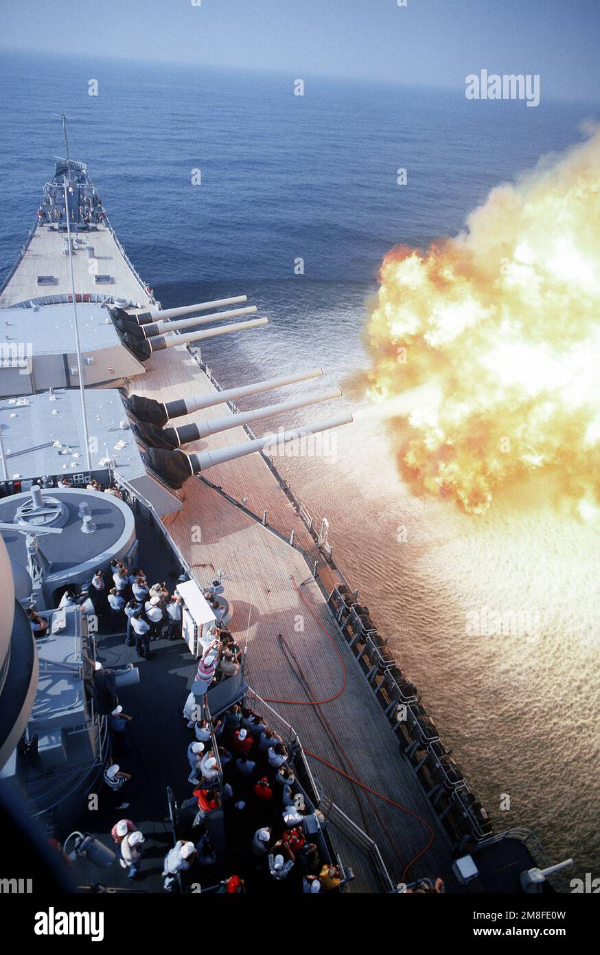 La nave da guerra USS WISCONSIN (BB-64) spara uno dei suoi cannoni Mark 7 16 pollici calibro 50 della torretta n. 2 durante il corso. Si tratta dell'ultimo sparo di armi della nave prima della sua disattivazione. Paese: Oceano Atlantico (AOC) Foto Stock