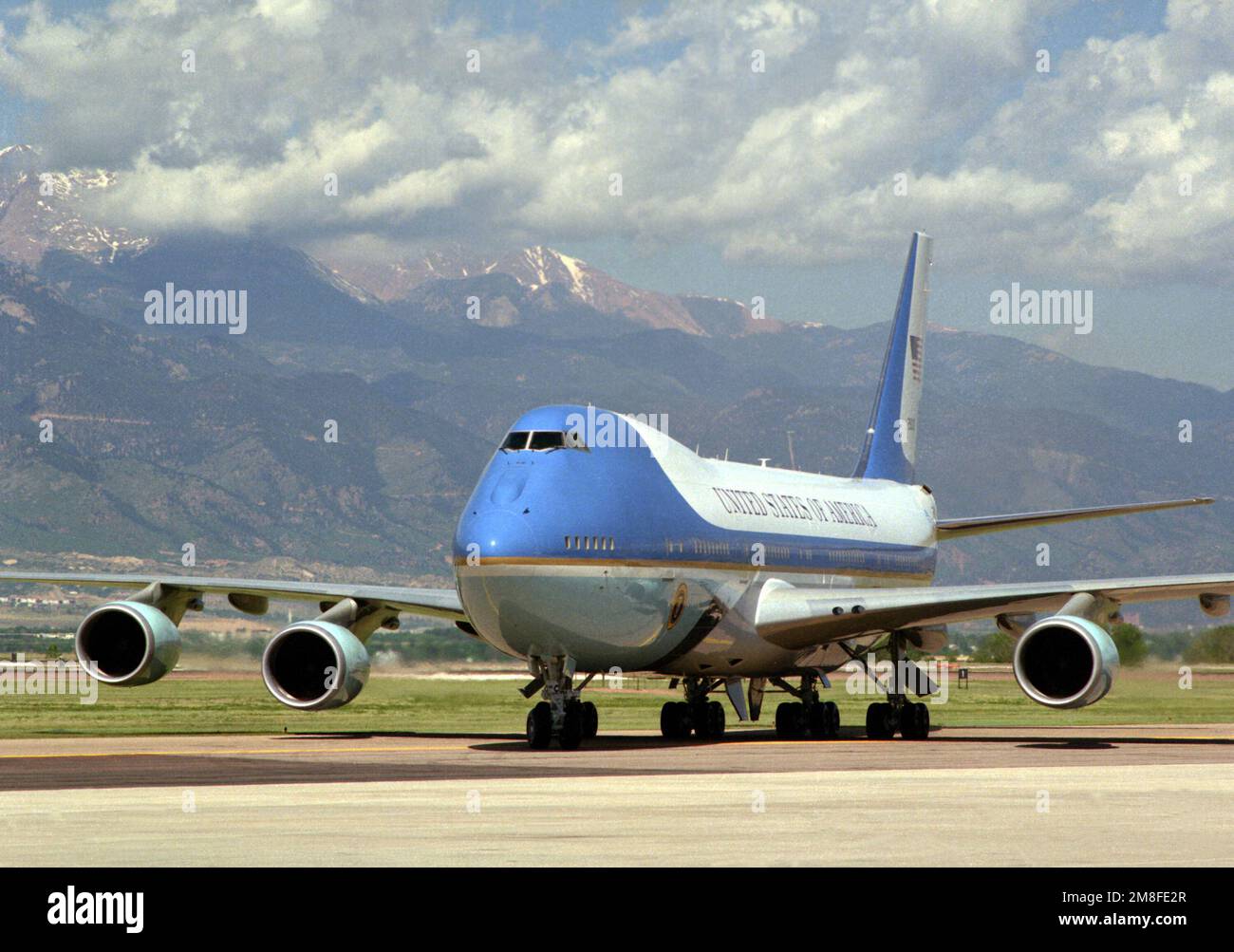 Con Pike's Peak sullo sfondo, Air Force One, un velivolo VC-25A, si trova sulla linea di volo dopo l'arrivo sulla base. L'aereo, che si basa su una struttura aerea Boeing 747-200B, trasporta il presidente George Bush e la signora Bush. Base: Peterson Air Force base Stato: Colorado(CO) Paese: Stati Uniti d'America (USA) Foto Stock