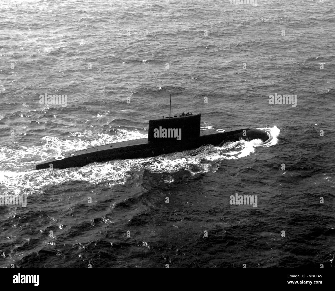 Una vista a dritta di un sottomarino d'attacco diesel di classe Kilo sovietico in corso sulla superficie. Paese: Sconosciuto Foto Stock