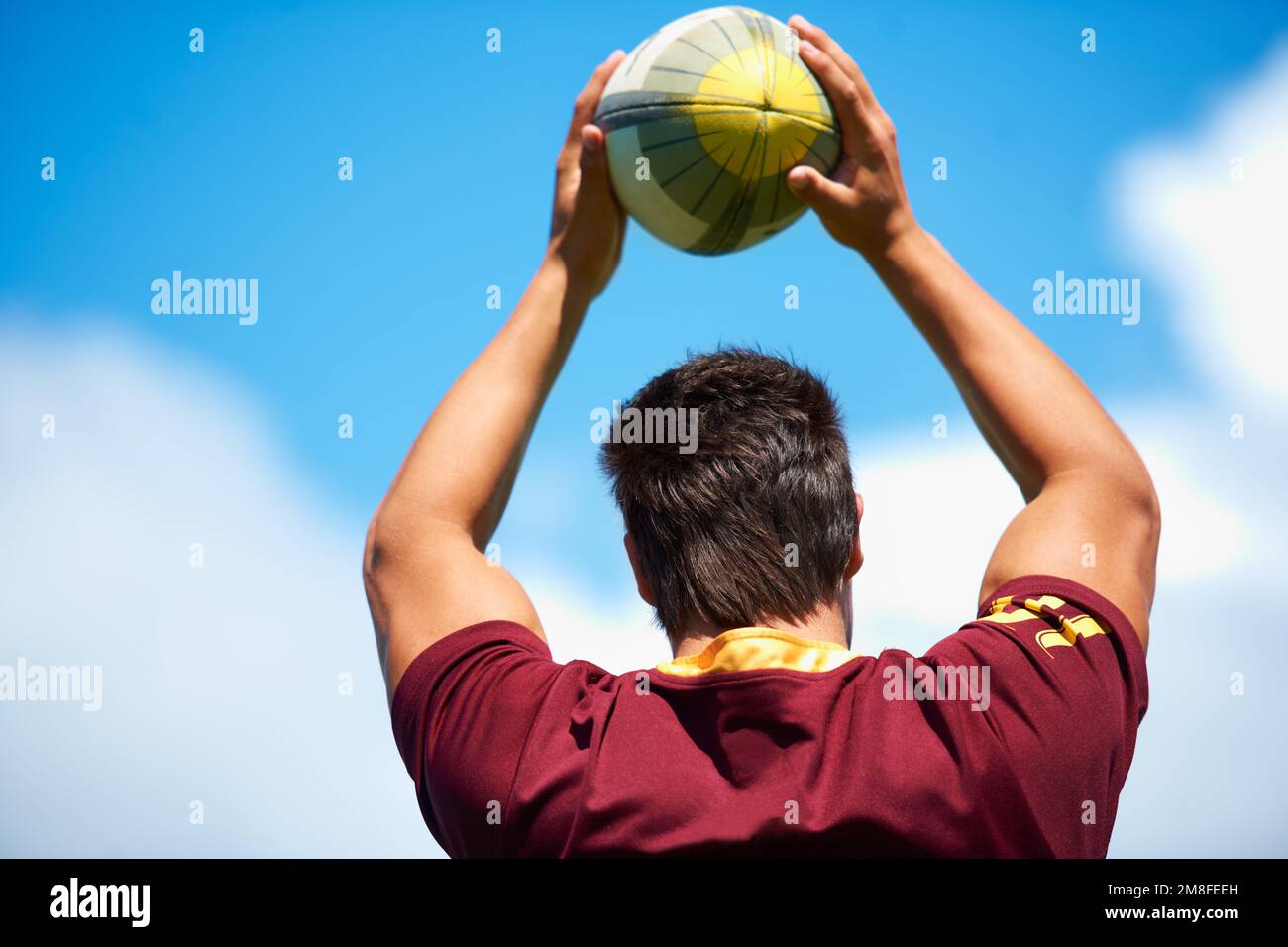 Siamo venuti a vincere. Ripresa da dietro di un giocatore di rugby che prende un allineamento. Foto Stock