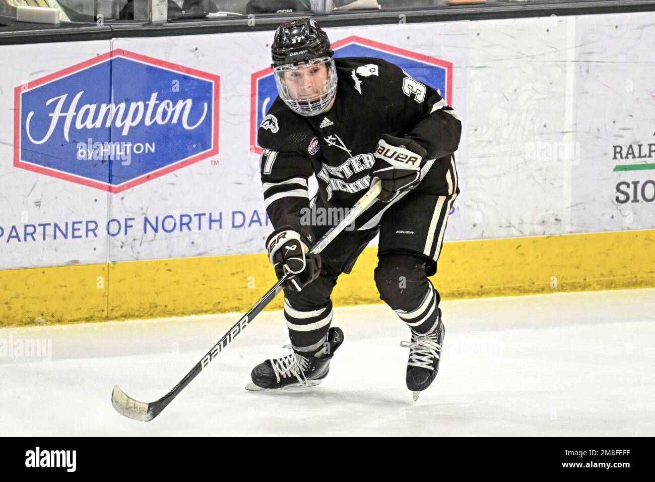 Il Western Michigan Broncos Forward Dylan Wendt (37) supera il disco durante una partita di hockey da uomo NCAA tra la Western Michigan University Broncos e la University of North Dakota Fighting Hawks presso la Ralph Engelstad Arena, Grand Forks, North Dakota, venerdì 13 gennaio 2023. Il Michigan occidentale ha vinto 4-0. Da Russell Hons/CSM Credit: CAL Sport Media/Alamy Live News Foto Stock