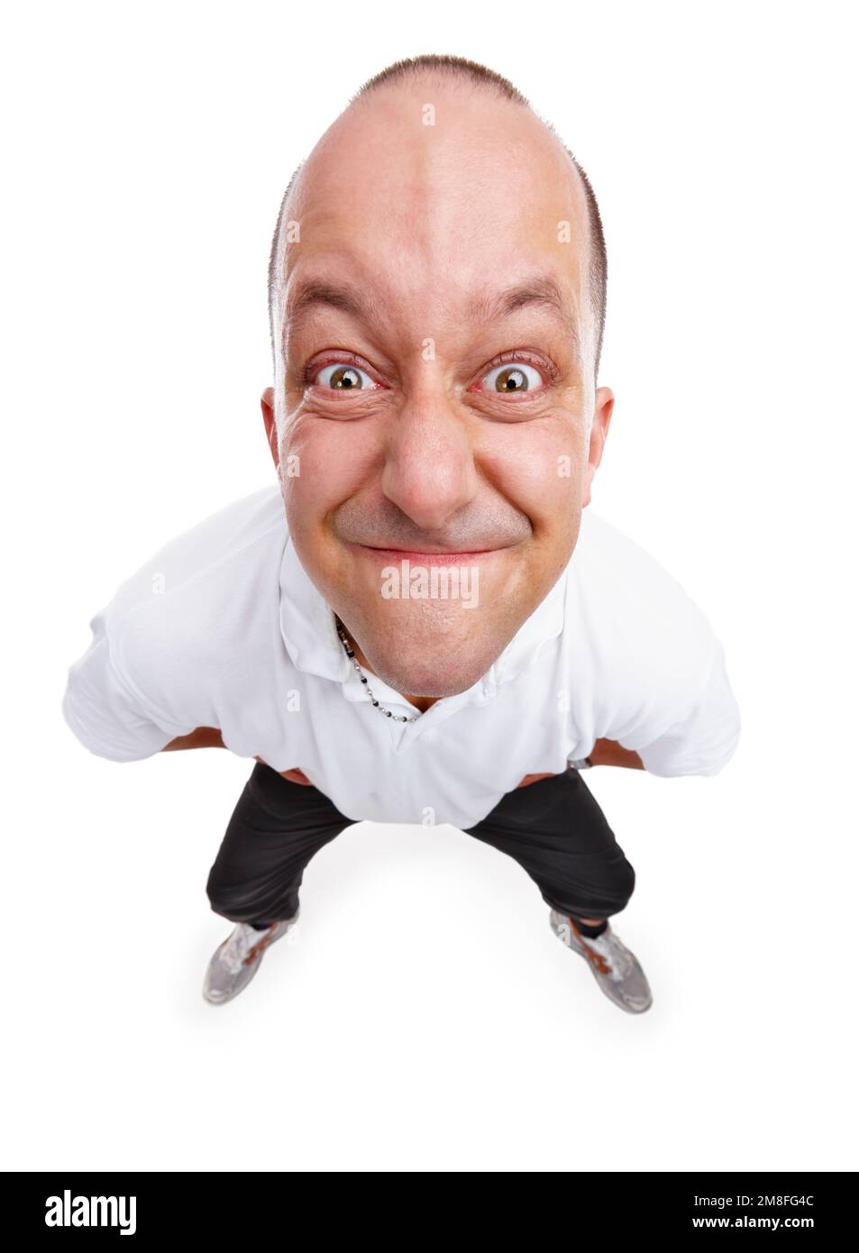 Ritratto, volto e pazzo con un uomo modello in studio isolato su uno sfondo bianco per l'espressione. Arrabbiato, infastidito e frustrato con un maschio di primo piano Foto Stock