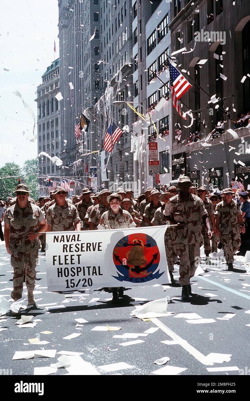 Membri del Naval Reserve Fleet Hospital 15 e del Naval Reserve Fleet Hospital 20 marzo nella parata di vittoria della città per i veterani di ritorno di Operation Desert Shield e Operation Desert Storm. Soggetto operativo/Serie: DESERT SHIELD DESERT STORM base: New York Stato: New York(NY) Paese: Stati Uniti d'America (USA) Foto Stock