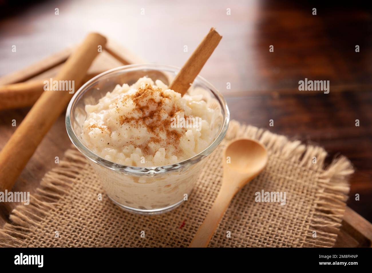 Budino di riso. Piatto dolce fatto cucinando riso nel latte e nello zucchero, alcune ricette includono cannella, vaniglia o altri ingredienti, è un esser molto facile Foto Stock