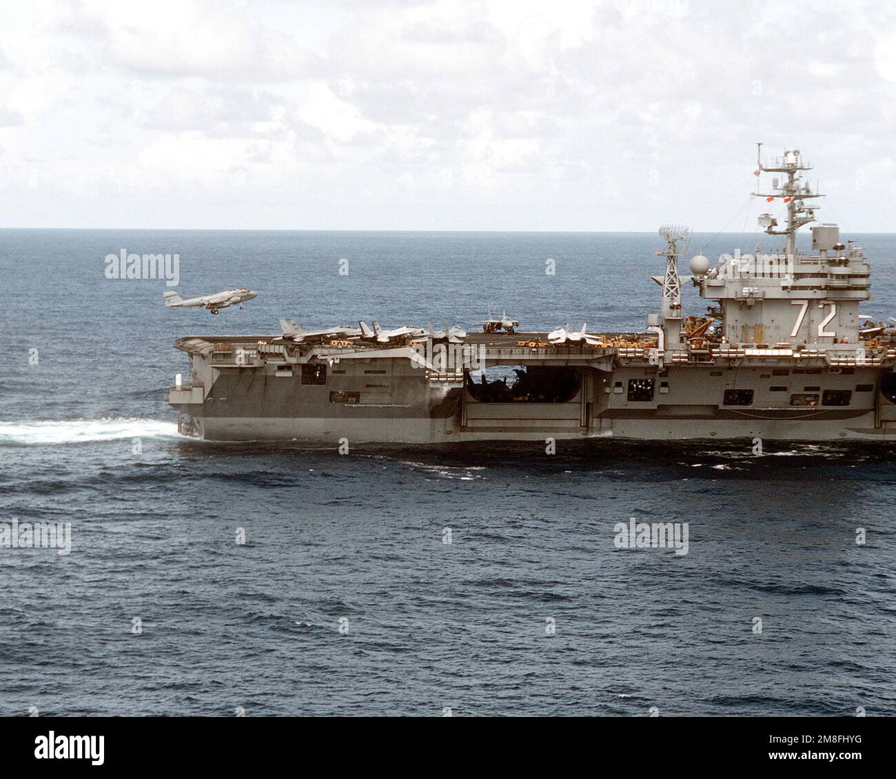 Un aereo Prowler EA-6B Tactical Electronic Warfare Squadron 135 (VAQ-135) arriva per un atterraggio a bordo della portaerei a propulsione nucleare USS ABRAHAM LINCOLN (CVN-72) mentre la nave è in rotta verso l'Oceano Indiano sul suo primo spiegamento. Paese: Oceano Pacifico (POC) Foto Stock