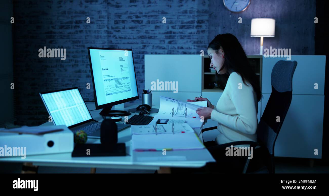Codici medici e account Manager in ufficio con Bill Foto Stock