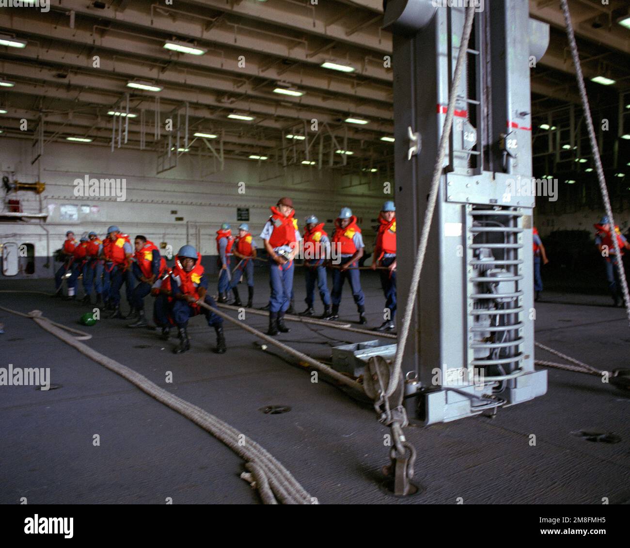 Gli equipaggi tensionano una linea attaccata ad un montante portatile a guanciale scorrevole durante l'esercizio di rifornimento in corso sulla portaerei USS KITTY HAWK (CV-63). Base: Naval Shipyard Stato: Pennsylvania (PA) Paese: Stati Uniti d'America (USA) Foto Stock