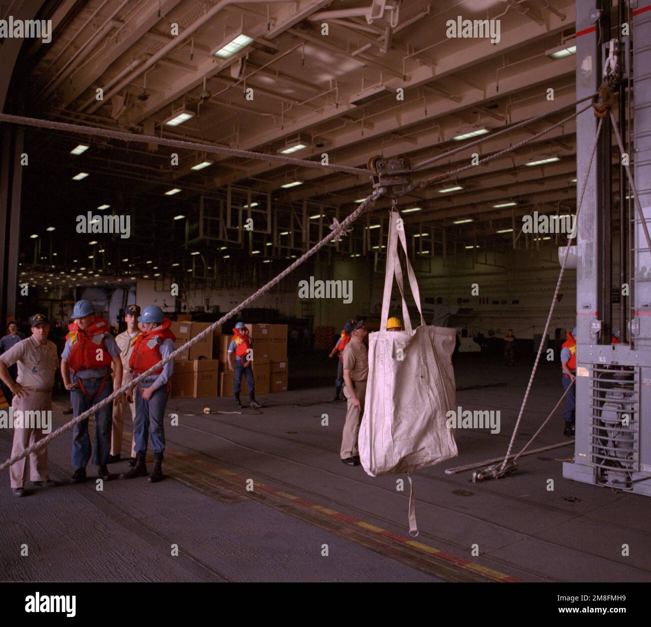 Gli equipaggi utilizzano un lucchetto scorrevole portatile durante un esercizio di rifornimento in corso sulla portaerei USS KITTY HAWK (CV-63). Base: Naval Shipyard Stato: Pennsylvania (PA) Paese: Stati Uniti d'America (USA) Foto Stock