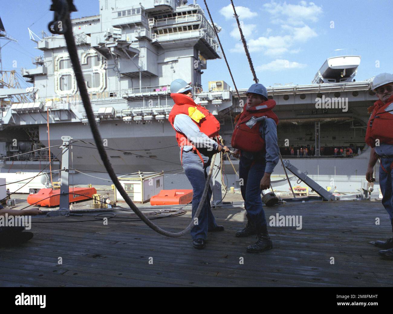 Gli equipanti, in piedi sul ponte della corazzata IOWA (BB-61), preparano un carro di carico durante un esercizio di rifornimento in corso sulla portaerei USS KITTY HAWK (CV-63). L'IOWA è stata smantellata il 26 ottobre 1990 ed è attualmente immagazzinata nel cantiere navale. Base: Philadelphia Stato: Pennsylvania (PA) Paese: Stati Uniti d'America (USA) Foto Stock
